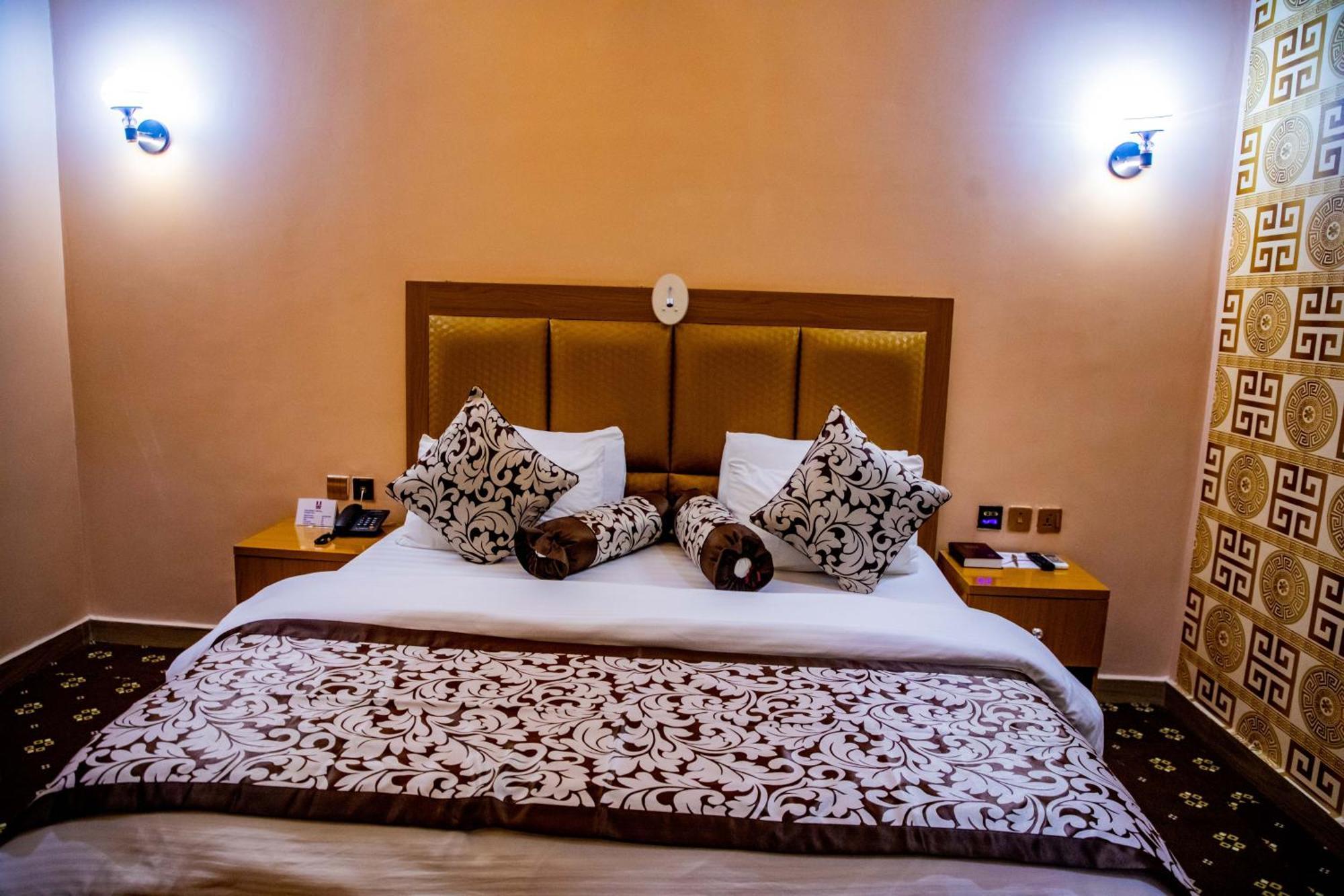 Villa Hilton Hotels Uyo Buitenkant foto